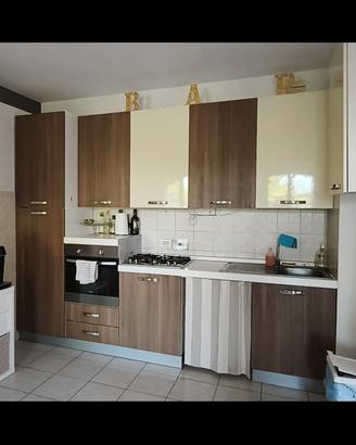Cucina usata con elettrodomestici