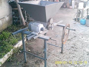 pressa uva manovale o elettrica