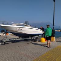 Barca a motore in vetroresina