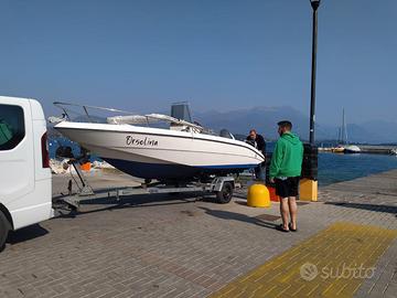 Barca a motore in vetroresina