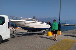 Barca a motore in vetroresina