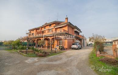 PORZIONE DI CASA CON CAPANNONE