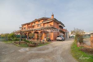 PORZIONE DI CASA CON CAPANNONE