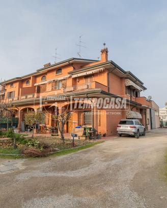 PORZIONE DI CASA CON CAPANNONE