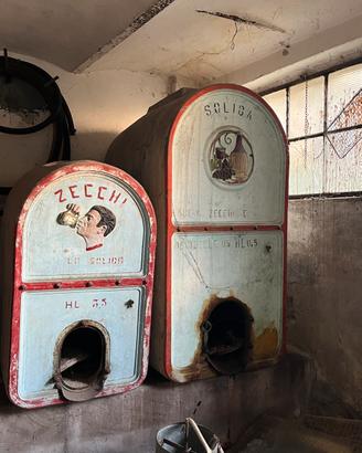 Vecchie vasche in cemento o calcestruzzo