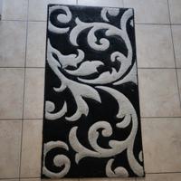 Tappeto bianco e nero 