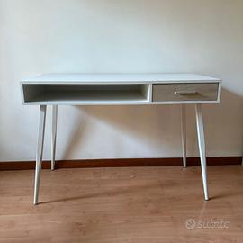 Scrivania bianca stile minimal nordico come nuova