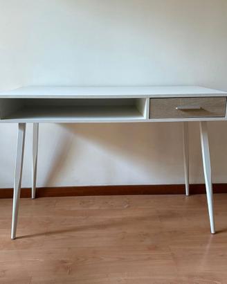 Scrivania bianca stile minimal nordico come nuova