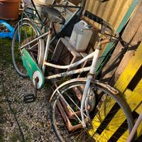 Stock di varie biciclette vecchie e da restsurare