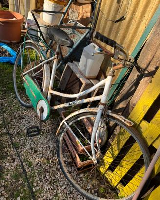 Stock di varie biciclette vecchie e da restsurare