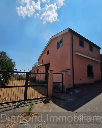 Villetta su due livelli con terreno a Presa