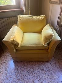 Poltrona gialla in tessuto