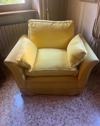 Poltrona gialla in tessuto