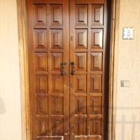 Porta esterna doppio battente.