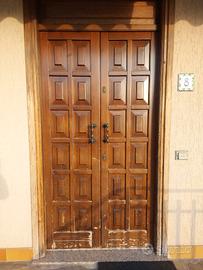 Porta esterna doppio battente.
