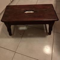 Sgabello basso in legno