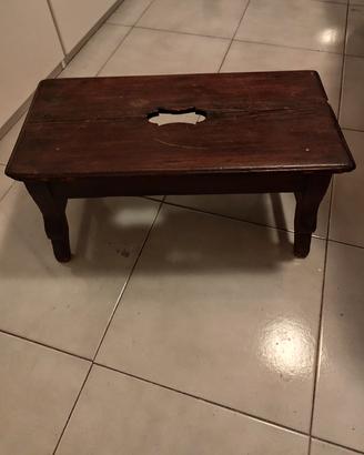 Sgabello basso in legno