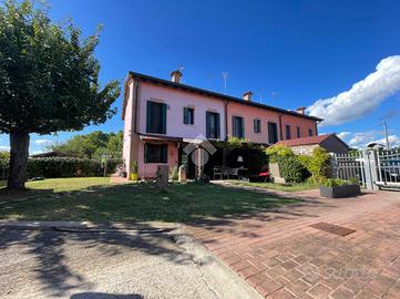 VILLA A SCHIERA D'ANGOLO A VIGARANO MAINARDA