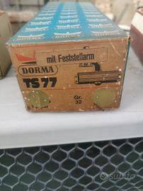 chiudi porta con dispositivo di bloccaggio