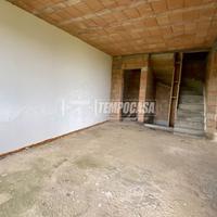 Villa Bifamiliare allo stato grezzo con giardino p