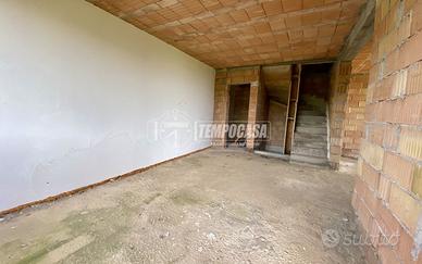 Villa Bifamiliare allo stato grezzo con giardino p