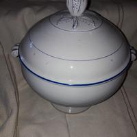 ZUPPIERA IN CERAMICA BIANCA CON DECORAZIONE BLU