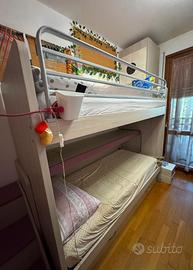 Letto a castello con scala e terzo letto