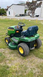 trattorino tagliaerba John Deere