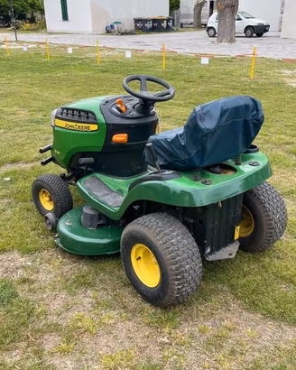 trattorino tagliaerba John Deere