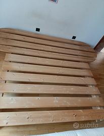Letto con doghe in legno con futon.