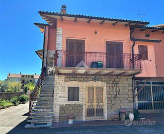 VILLA A SCHIERA A FARNESE