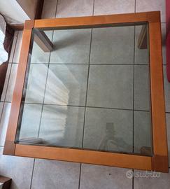 Tavolino in legno con vetro.