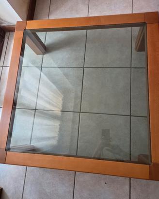 Tavolino in legno con vetro.