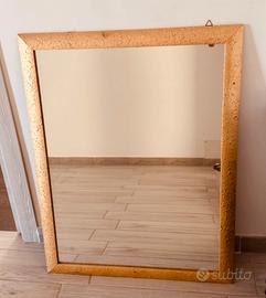 Specchio con cornice dorata