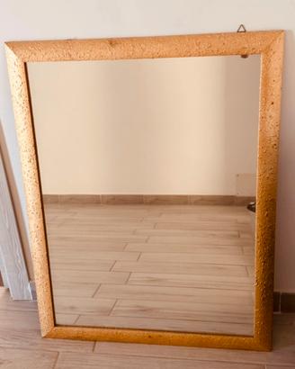 Specchio con cornice dorata