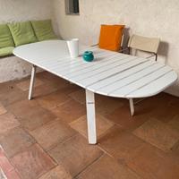 Tavolo da esterno in legno laccato allungabile