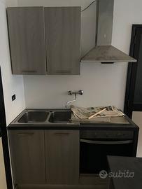 Cucina con piano induzione + tavolo + TV 32