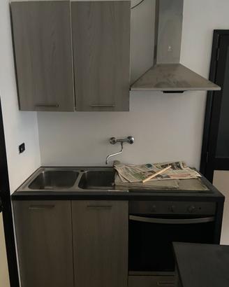 Cucina con piano induzione + tavolo + TV 32