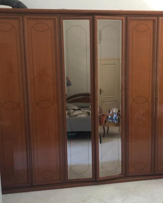 Camera da letto matrimoniale completa.