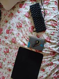 tastiera e mouse e tappetino