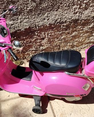 Vespa elettrica Piaggio per bambini, 12v Rosa