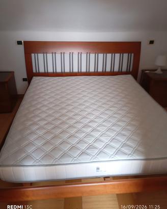 Letto matrimoniale con materasso e comodini