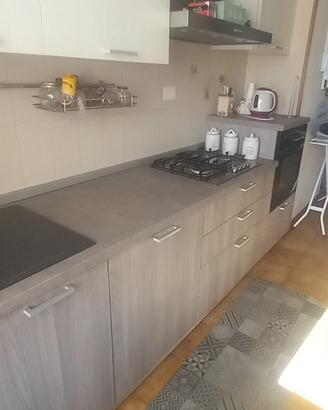 Cucina completa di elettrodomestici