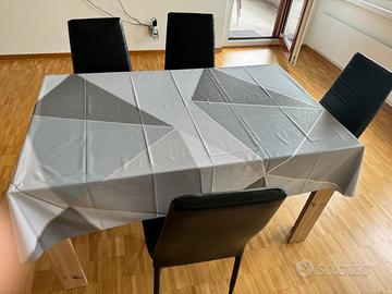 Tavolo con sedie e letto