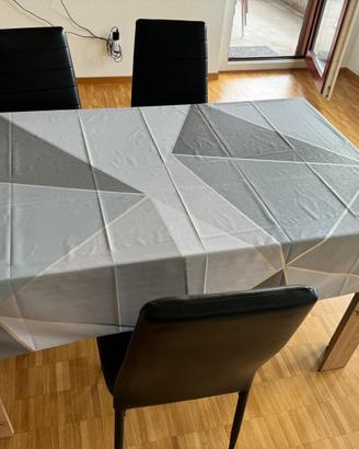 Tavolo con sedie e letto