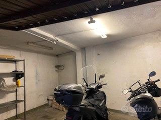 Posto moto in box condiviso