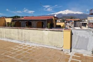CASA SEMINDIPENDENTE A ACI BONACCORSI