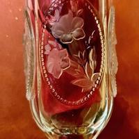 Antico vaso in cristallo con altorilievo di rose 