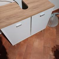 specchio bagno con mobile sotto lavabo  e lampada