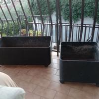 2 FIORIERE / PORTAVASI SU RUOTE, IN PLASTICA DURA